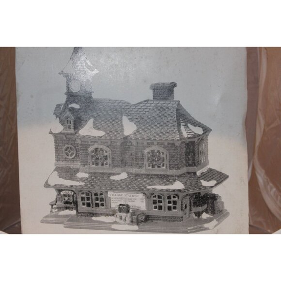 Dept 56 Snow Village - Village Station - Picture 9 of 9